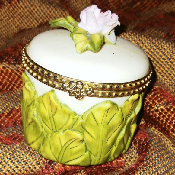 Collectable porcelain mini pill comtainer - Picture 11 of 13